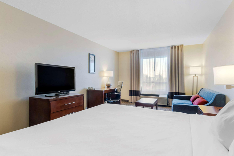 Bedroom 3, Comfort Inn Lethbridge, Division No. 2