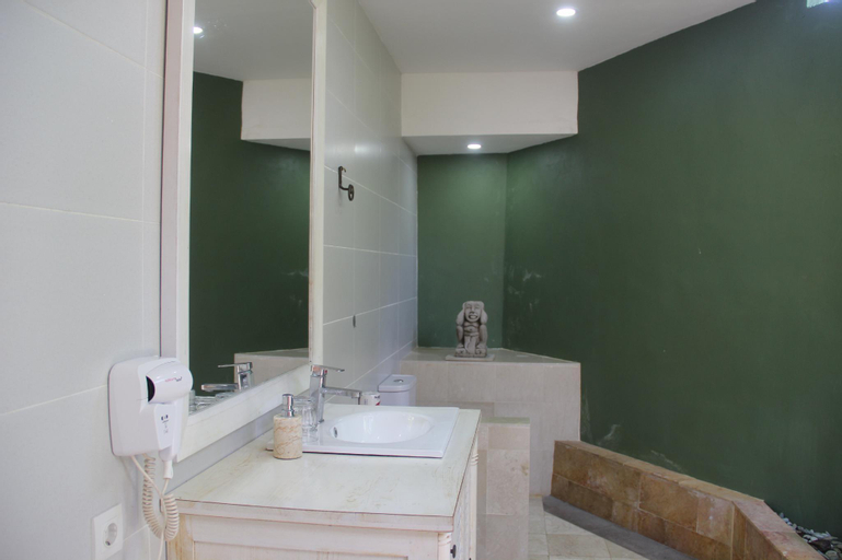 Bathroom 12