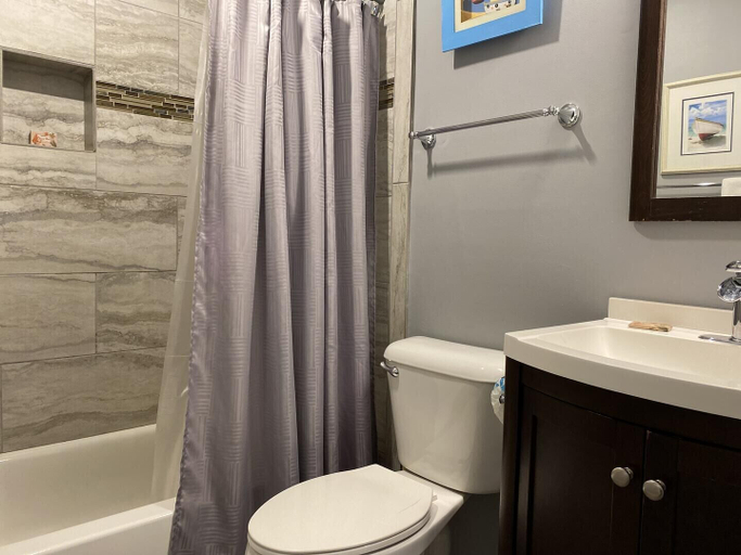Bathroom 5, Admiral's Row, Beaufort
