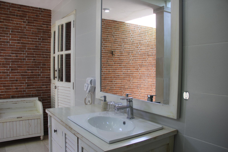 Bathroom 23