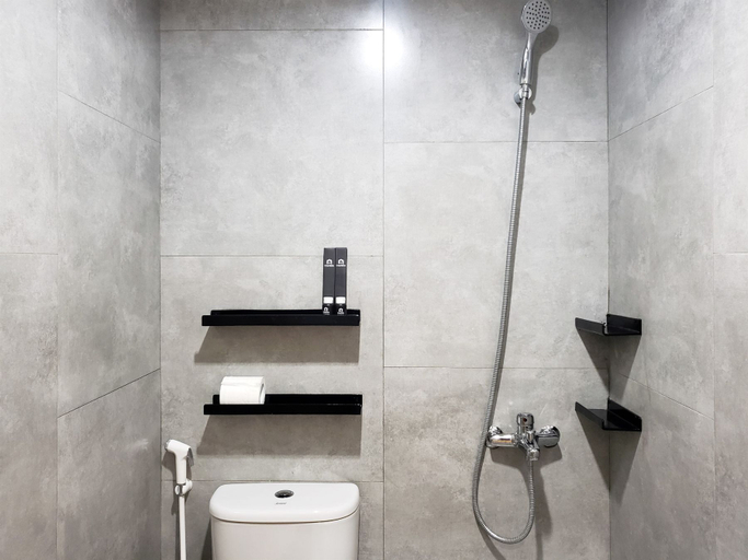 Bathroom 5, Minimalist and Cozy 2BR at La Hub City Apartment By Travelio, South Jakarta