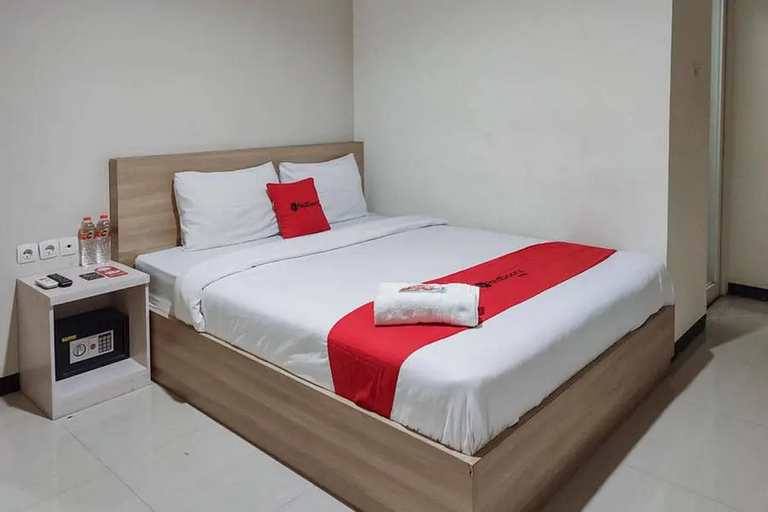 Bedroom 1, RedDoorz @ Galaxy Bumi Permai Surabaya, Surabaya