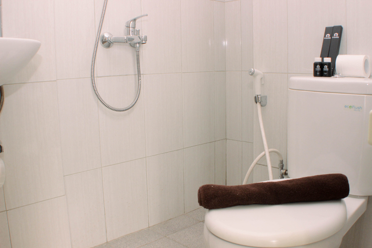 Bathroom 5, Fully Furnished Studio with Comfortable Design Monroe Tower Apartment By Travelio, Cikarang