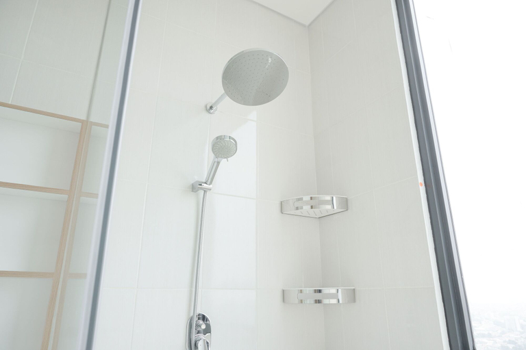 Bathroom 5, Elegant and Comfort Living 2BR at Samara Suites Apartment By Travelio, Jakarta Selatan