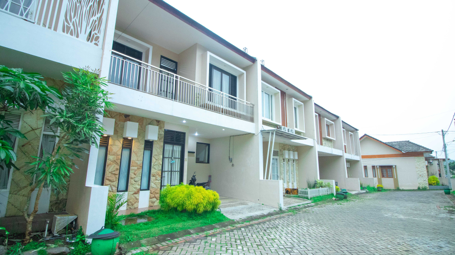 Exterior & Views 2, Villa Bromo 32 | Karaoke & Balcony, Malang
