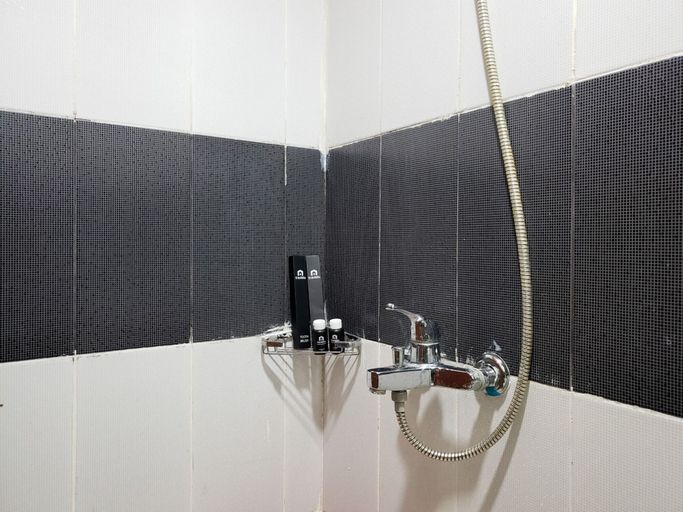 Bathroom 3, Cozy Studio at Cinere Bellevue Suites Apartment By Travelio, Depok