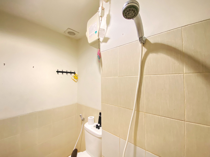 Bathroom 5, Homey Studio Room at Harvard Jatinangor Apartment By Travelio, Sumedang