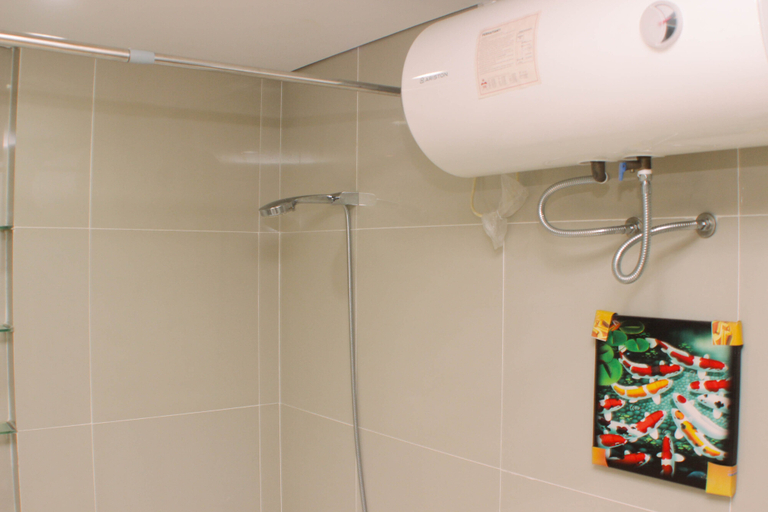 Bathroom 5, Big and Cozy Studio at Azalea Suites Apartment By Travelio, Cikarang