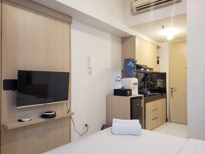 Bedroom 2, Tranquil and Nice Studio at Tokyo Riverside PIK 2 Apartment By Travelio, Tangerang
