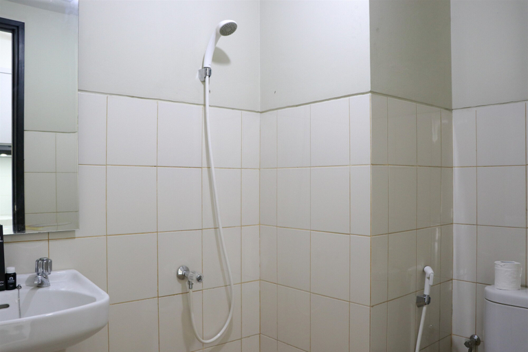 Bathroom 5, Simply Look Studio Room at Mont Blanc Bekasi Apartment By Travelio, Bekasi