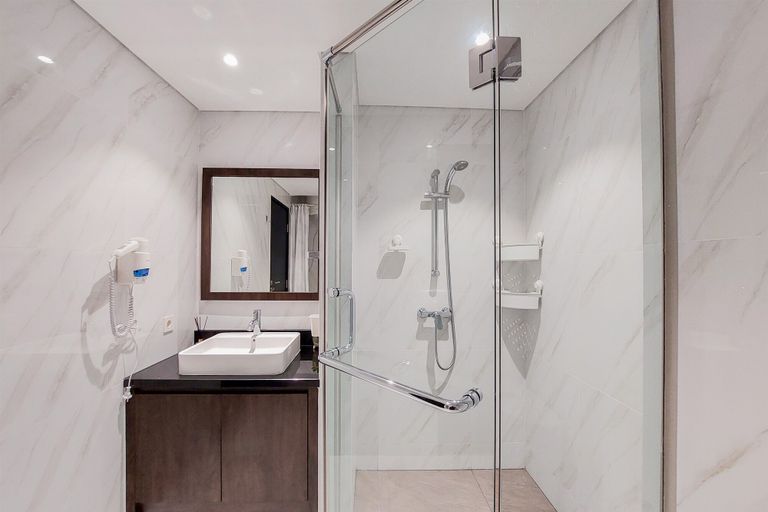 Bathroom 5, 1BR Apartment with Comfortable Design at Branz BSD City By Travelio, South Tangerang