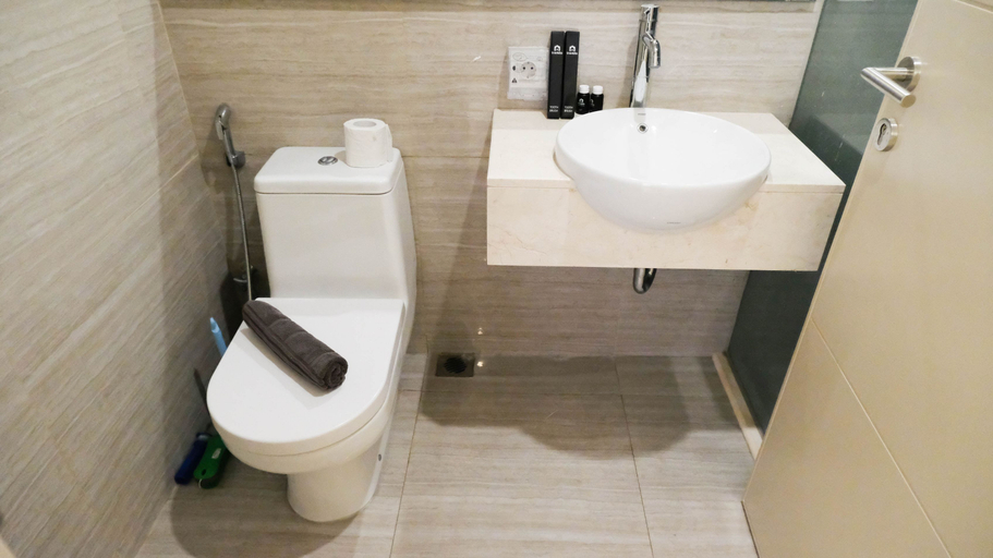 Bathroom 5, Spacious and Elegant 3BR Apartment at La Riz Supermall Mansion By Travelio, Surabaya