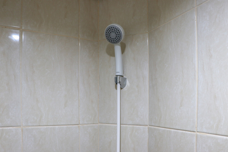 Bathroom 5, Homey and Minimalist Studio Apartment Osaka Riverview PIK 2 By Travelio, Tangerang