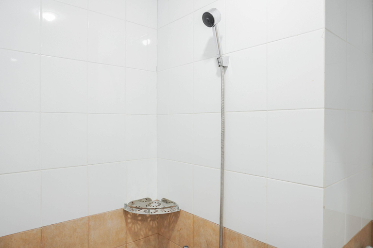 Bathroom 5, Comfy Studio Green Pramuka City Apartment near Mall By Travelio, Jakarta Pusat