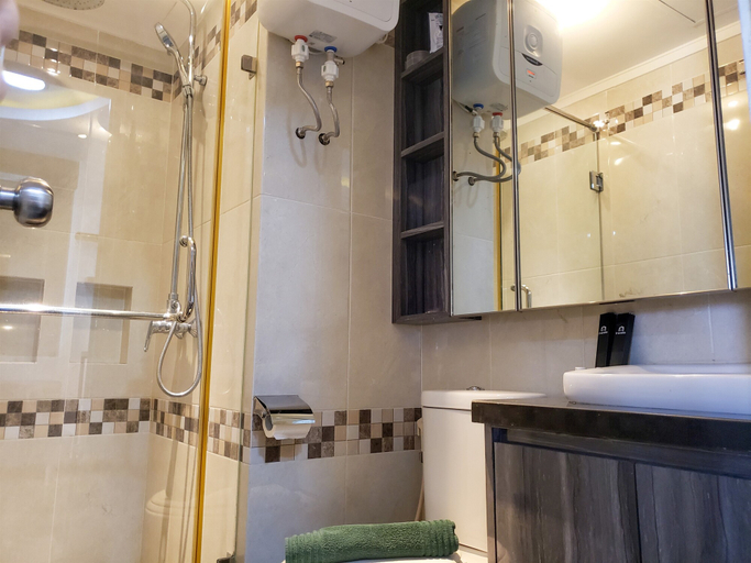 Bathroom 5, Nice and Cozy Living 2BR Apartment at Green Bay Pluit By Travelio, Jakarta Utara