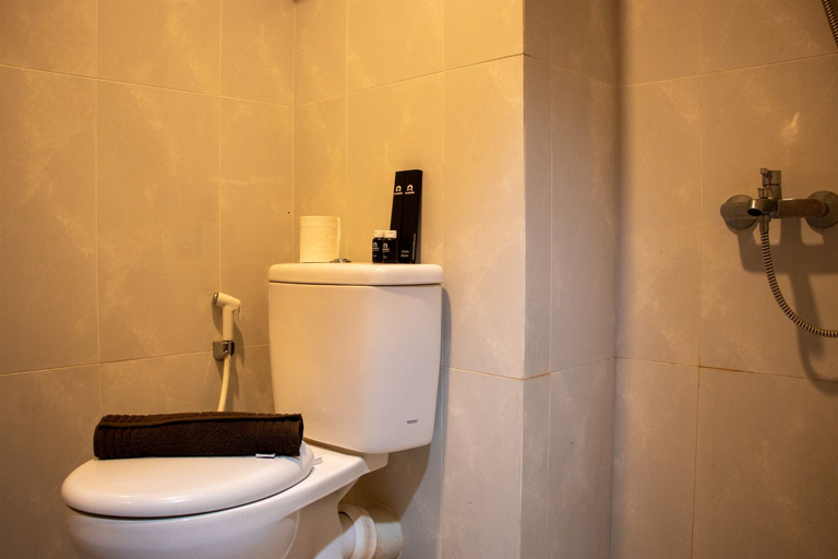 Bathroom 5, Modern and Classic 1BR at Evenciio Apartment By Travelio, Depok