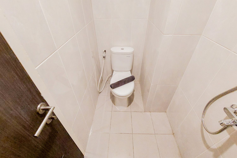 Bathroom 5, Minimalist Studio Apartment at Serpong Garden By Travelio, Tangerang