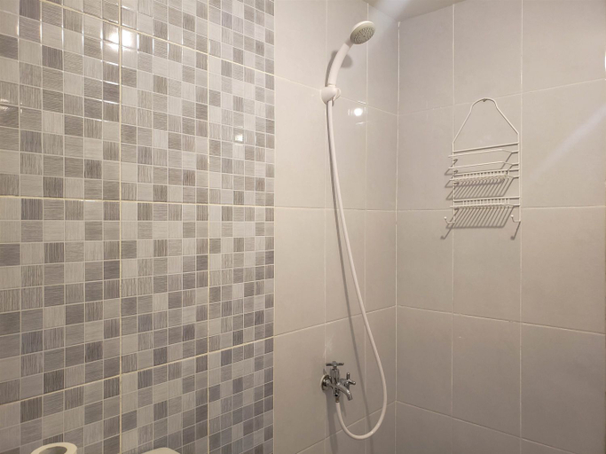 Bathroom 5, Elegant 2BR at Tokyo Riverside PIK 2 Apartment By Travelio, Tangerang