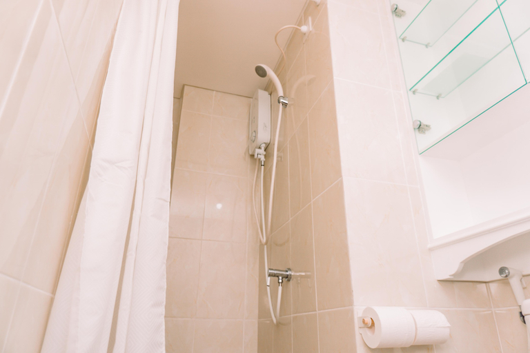 Bathroom 5, Fancy 2BR Apartment at M-Town Residence near Summarecon Mall By Travelio, Tangerang