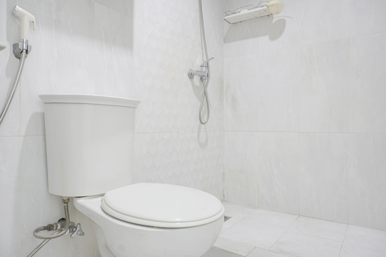 Bathroom 5, Spacious 3BR at Green Central City Glodok Apartment By Travelio, West Jakarta