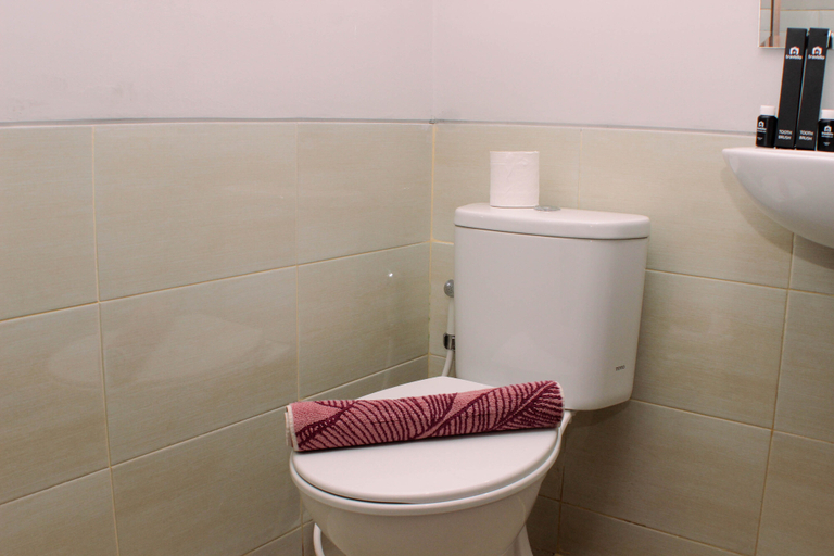 Bathroom 5, Stunning and Comfy Studio Apartment Transpark Juanda By Travelio, Bekasi