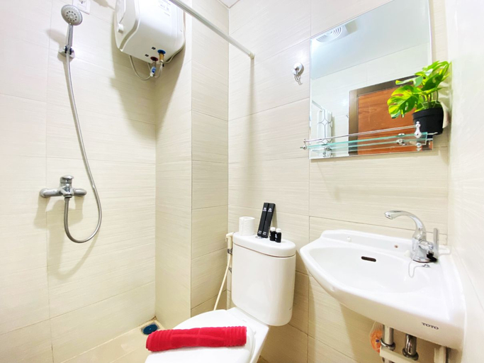Bathroom 5, Homey 1BR at Gateway Pasteur Apartment By Travelio, Bandung