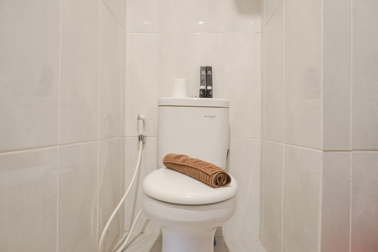Bathroom 5, Cozy and Simply Studio at Serpong Garden Apartment By Travelio, Tangerang