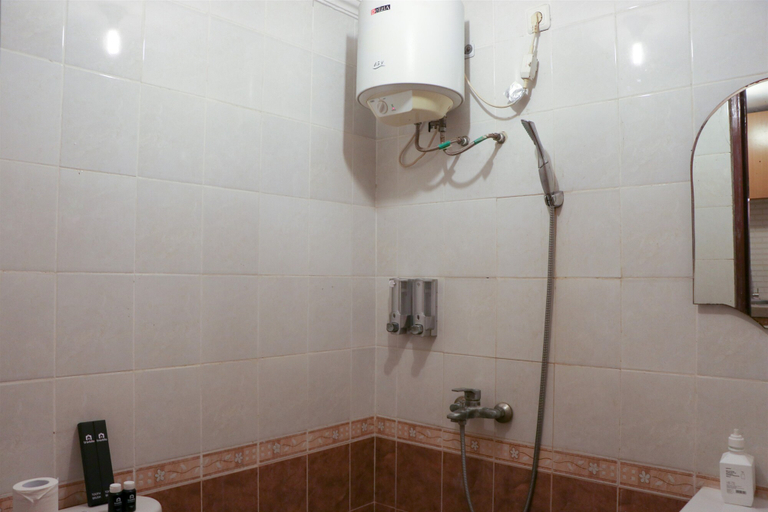 Bathroom 5, Nice and Elegant 2BR at Grand Palace Kemayoran Apartment By Travelio, Central Jakarta