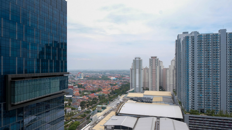 Exterior & Views 5, Spacious and Elegant 3BR Apartment at La Riz Supermall Mansion By Travelio, Surabaya