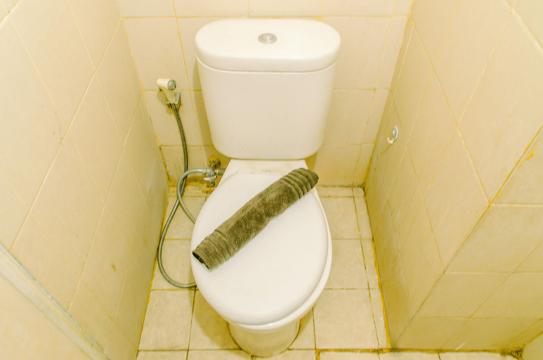 Bathroom 3, Fancy and Nice Studio at Serpong Greenview Apartment By Travelio, South Tangerang