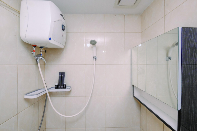 Bathroom 4, Great Location Studio at Springlake Summarecon Bekasi Apartment By Travelio, Bekasi