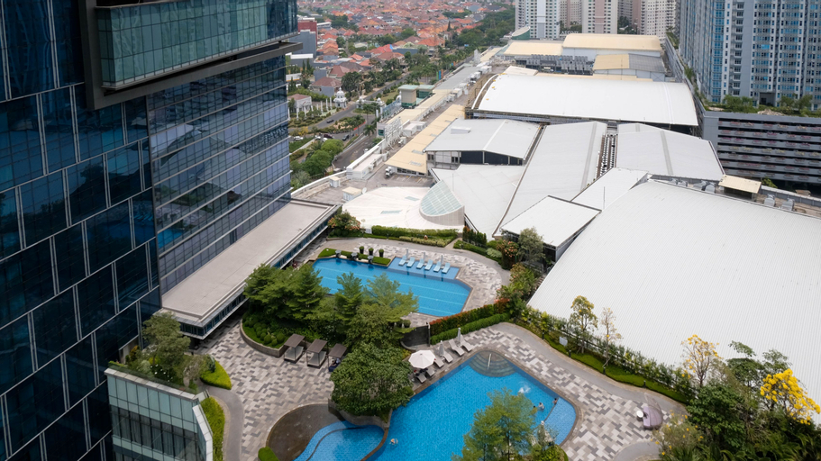 Exterior & Views 2, Spacious and Elegant 3BR Apartment at La Riz Supermall Mansion By Travelio, Surabaya