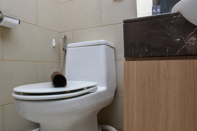 Bathroom 5, Comfortable 1BR at Gandaria Heights Apartment By Travelio, Jakarta Selatan