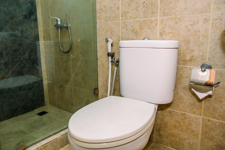 Bathroom 5, Homey and Serene 2BR at Great Western Resort Apartment By Travelio, Tangerang