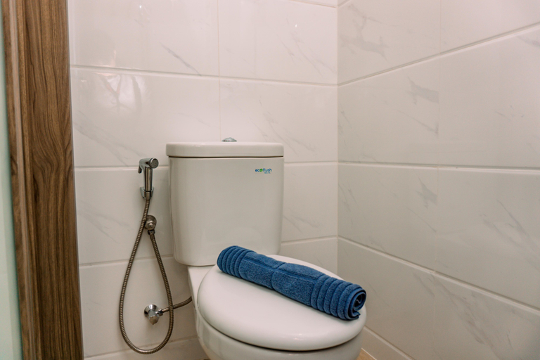 Bathroom 5, Well Design and Comfy Studio at Sky House BSD Apartment By Travelio, Tangerang Selatan