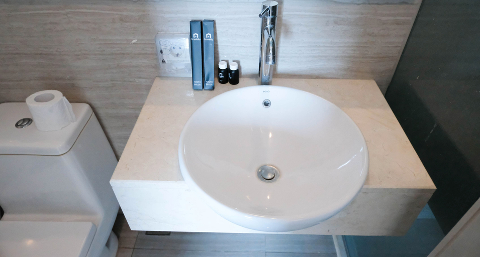 Bedroom 3, Spacious and Elegant 3BR Apartment at La Riz Supermall Mansion By Travelio, Surabaya