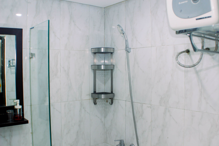 Bathroom 5, Luxury Studio at Metropark Condominium Jababeka Apartment By Travelio, Cikarang