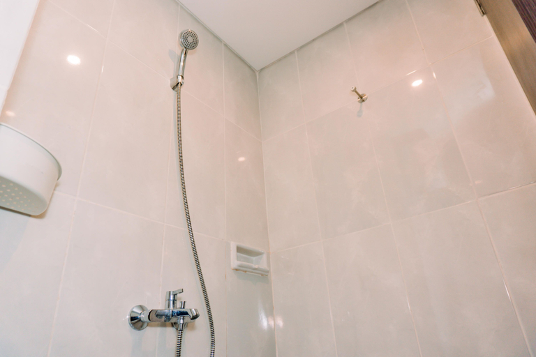 Bathroom 5, Cozy Studio at Serpong Garden Apartment By Travelio, Tangerang