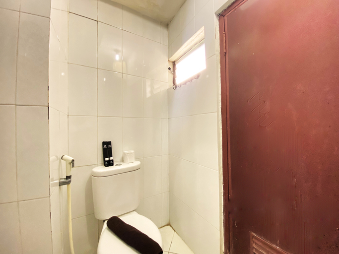 Bathroom 5, Homey 2BR at Gateway Ahmad Yani Cicadas Apartment By Travelio, Bandung