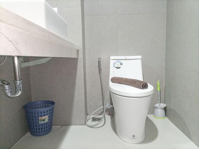 Bathroom 5, Elegant and Comfortable Studio Patraland Amarta Apartment By Travelio, Sleman