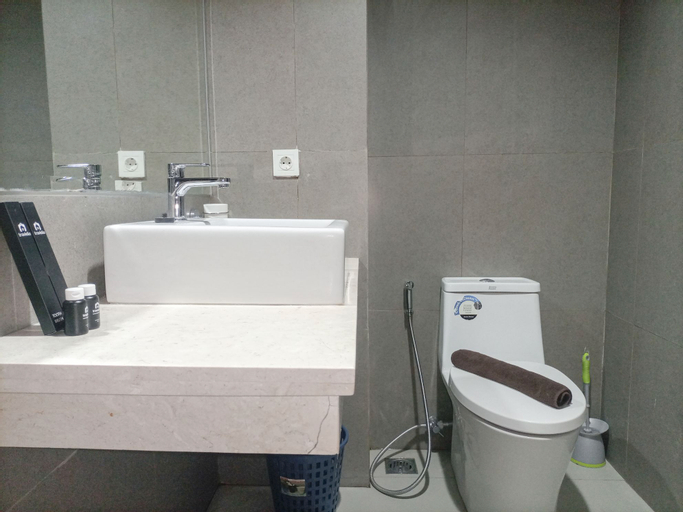 Bedroom 4, Elegant and Comfortable Studio Patraland Amarta Apartment By Travelio, Sleman
