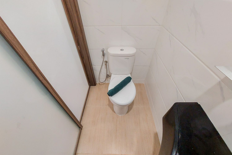 Bathroom 5, Warm and Simply Studio Apartment at Sky House BSD By Travelio, Tangerang Selatan