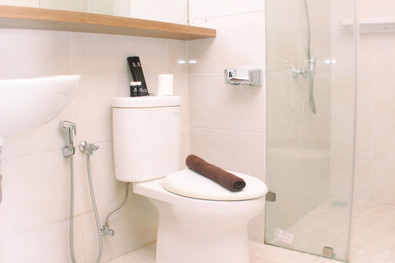 Bathroom 5, 1BR Japanese Style Apartment at Mustika Golf Residence By Travelio, Cikarang