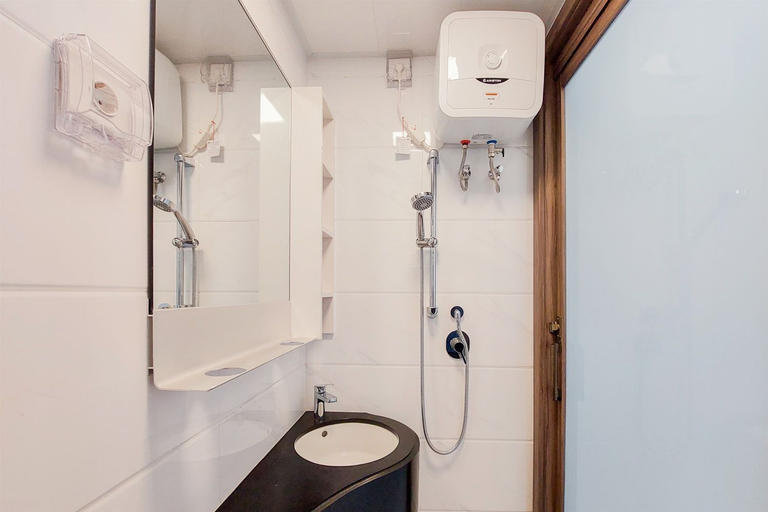 Bathroom 5, Cozy Style Studio Room at High Floor Sky House BSD Apartment By Travelio, Tangerang Selatan