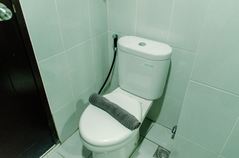 Bathroom 5, Stunning Studio Casa De Parco Apartment near AEON Mall BSD By Travelio, Tangerang