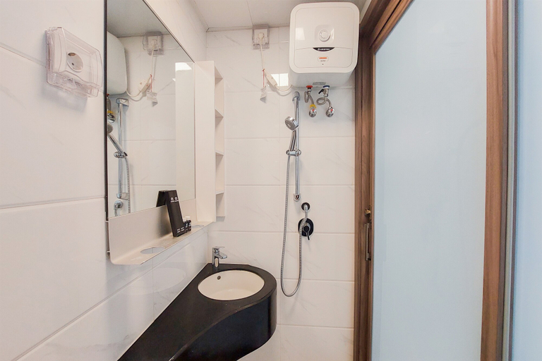 Bathroom 5, Nice and Comfy Studio Apartment at Sky House BSD By Travelio, Tangerang Selatan