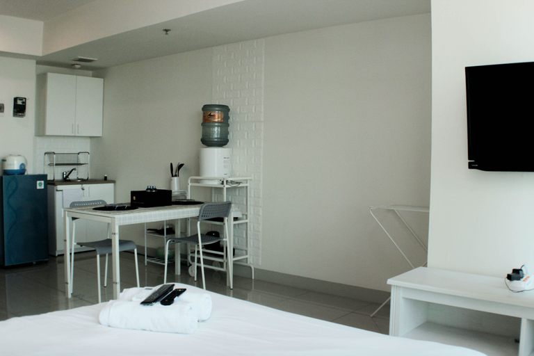 Bedroom 4, Warm and Cozy Studio at Grand Kamala Lagoon Apartment By Travelio, Bekasi