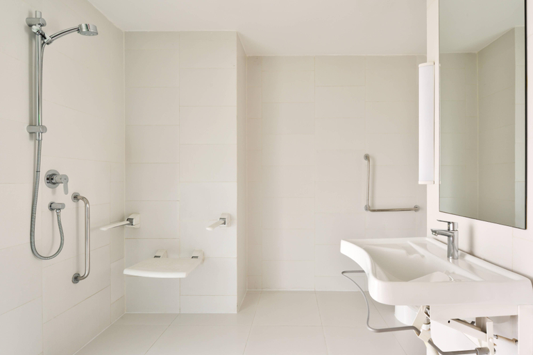 Bathroom, Holiday Inn Express Ahmedabad, Ahmadabad