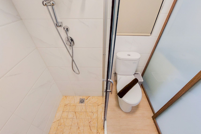 Bathroom 5, Relaxing 2BR at Sky House BSD Apartment By Travelio, Tangerang Selatan