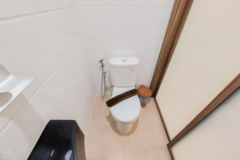 Bathroom 5, Comfy Studio Room at 31st Floor Sky House BSD Apartment By Travelio, Tangerang Selatan